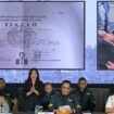 Direktur Tindak Pidana Umum (Dirtipidum) Bareskrim Polri Brigjen Pol. Djuhandhani Rahardjo Puro (keempat kanan) bersama Karopenmas Divisi Humas Polri Brigjen Pol Trunoyudo Wisnu Andiko (kedua kiri) dan Kepala Pusat Laboratorium Forensik (Kapuslabfor) Bareskrim Polri Brigjen Pol. Sudjarwoko (kedua kanan) memberikan keterangan saat konferensi pers tentang hasil penyelidikan pengaduan masyarakat tentang dugaan tindak pidana terkait ijazah Presiden ke-7 RI Joko Widodo di Bareskrim Mabes Polri, Jakarta,22 Mei 2025. Bareskrim Polri memutuskan menghentikan penyelidikan laporan terkait dugaan kepemilikan ijazah palsu Joko Widodo yang dilayangkan Tim Pembela Ulama dan Aktivis (TPUA) karena tidak menemukan tindak pidana sekaligus memastikan bahwa ijazah SMA dan S1 milik Joko Widodo asli setelah dilakukan pemeriksaan dokumen dan saksi-saksi terkait. (Fauzan/Antara)
