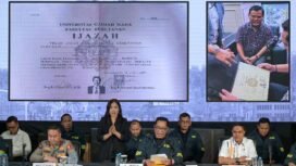 Direktur Tindak Pidana Umum (Dirtipidum) Bareskrim Polri Brigjen Pol. Djuhandhani Rahardjo Puro (keempat kanan) bersama Karopenmas Divisi Humas Polri Brigjen Pol Trunoyudo Wisnu Andiko (kedua kiri) dan Kepala Pusat Laboratorium Forensik (Kapuslabfor) Bareskrim Polri Brigjen Pol. Sudjarwoko (kedua kanan) memberikan keterangan saat konferensi pers tentang hasil penyelidikan pengaduan masyarakat tentang dugaan tindak pidana terkait ijazah Presiden ke-7 RI Joko Widodo di Bareskrim Mabes Polri, Jakarta,22 Mei 2025. Bareskrim Polri memutuskan menghentikan penyelidikan laporan terkait dugaan kepemilikan ijazah palsu Joko Widodo yang dilayangkan Tim Pembela Ulama dan Aktivis (TPUA) karena tidak menemukan tindak pidana sekaligus memastikan bahwa ijazah SMA dan S1 milik Joko Widodo asli setelah dilakukan pemeriksaan dokumen dan saksi-saksi terkait. (Fauzan/Antara)
