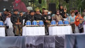 Mentan RI, Amran Sulaiman bersama Gubernur Sulsel Andi Sudirman Sulaiman menghadiri HUT Lutim Ke 22 Tahun. Bupati Luwu Timur, Irwan Bachri Syam sesekali berdiskusi dengan Gubernur Sulsel.