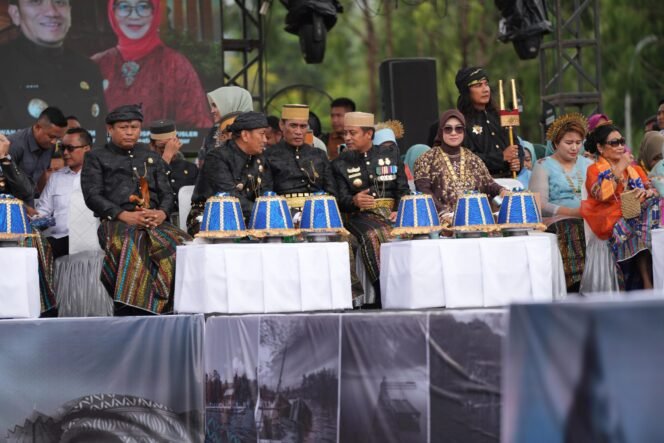 
					Mentan RI, Amran Sulaiman bersama Gubernur Sulsel Andi Sudirman Sulaiman menghadiri HUT Lutim Ke 22 Tahun. Bupati Luwu Timur, Irwan Bachri Syam sesekali berdiskusi dengan Gubernur Sulsel.