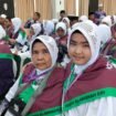 Melvia Annisa bersama ibunya siap berangkat ke tanah suci menggantikan ayahnya.
