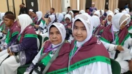 Melvia Annisa bersama ibunya siap berangkat ke tanah suci menggantikan ayahnya.