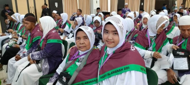 
					Melvia Annisa bersama ibunya siap berangkat ke tanah suci menggantikan ayahnya.