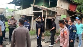 Penangkapan. Densus 88 bersama Polres Gowa melakukan penggeledahan di kediaman terduga teroris di Kabupaten Gowa, Minggu (25/05/25).