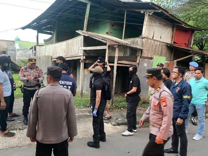 
					Penangkapan. Densus 88 bersama Polres Gowa melakukan penggeledahan di kediaman terduga teroris di Kabupaten Gowa, Minggu (25/05/25).