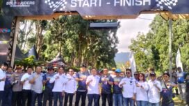Bupati Luwu Timur bersama Forkopimda Lutim, pengurus IMI Sulsel, dan IMI Kabupaten Luwu Timur berfoto di garis star Bupati Road Race Kejurprov Putaran Kedua di Sirkuit Taman Sayang Puncak Indah, Sabtu, (31/05/25)