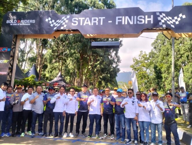 
					Bupati Luwu Timur bersama Forkopimda Lutim, pengurus IMI Sulsel, dan IMI Kabupaten Luwu Timur berfoto di garis star Bupati Road Race Kejurprov Putaran Kedua di Sirkuit Taman Sayang Puncak Indah, Sabtu, (31/05/25)