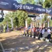 Bupati Luwu Timur mengangkat bendera star Bupati Road Race Kejurprov Putaran Kedua di Sirkuit Taman Sayang Puncak Indah, Sabtu (31/05/25).