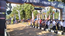 Bupati Luwu Timur mengangkat bendera star Bupati Road Race Kejurprov Putaran Kedua di Sirkuit Taman Sayang Puncak Indah, Sabtu (31/05/25).