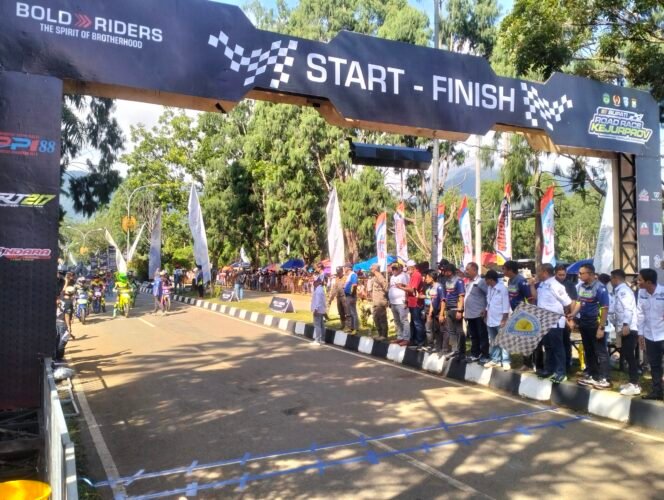 
					Bupati Luwu Timur mengangkat bendera star Bupati Road Race Kejurprov Putaran Kedua di Sirkuit Taman Sayang Puncak Indah, Sabtu (31/05/25).