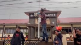 Mahasiswa Unanda Palopo menggelar aksi Demonstrasi di Polres Palopo, Jumat,23 Mei 2025.