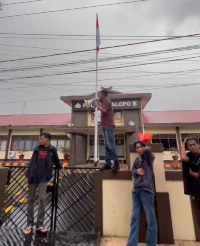
					Mahasiswa Unanda Palopo menggelar aksi Demonstrasi di Polres Palopo, Jumat,23 Mei 2025.