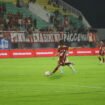 Berduel. Gelandang jangkar PSM Makassar, Akbar Tanjung berduel dengan pemain Persita Tangerang di Stadion Bu Habibie, Parepare, Jumat (23/05/25)