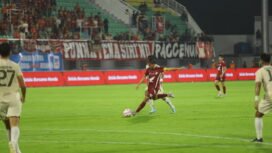 Berduel. Gelandang jangkar PSM Makassar, Akbar Tanjung berduel dengan pemain Persita Tangerang di Stadion Bu Habibie, Parepare, Jumat (23/05/25)