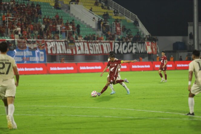 
					Berduel. Gelandang jangkar PSM Makassar, Akbar Tanjung berduel dengan pemain Persita Tangerang di Stadion Bu Habibie, Parepare, Jumat (23/05/25)