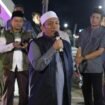 Bupati Luwu Timur, Irwan Bachri Syam memberikan sambutan pada malam takbiran Idul Adha, Kamis, (05/06/25).