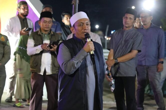 
					Bupati Luwu Timur, Irwan Bachri Syam memberikan sambutan pada malam takbiran Idul Adha, Kamis, (05/06/25).