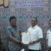 Bupati Luwu Timur, Irwan Bachri Syam (kedua kanan) memperlihatkan dokumen MoU peralihan jembatan di Desa Tarabbi, Rabu, (11/06/25)
