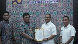 Bupati Luwu Timur, Irwan Bachri Syam (kedua kanan) memperlihatkan dokumen MoU peralihan jembatan di Desa Tarabbi, Rabu, (11/06/25)