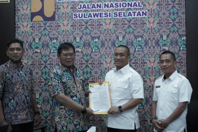
					Bupati Luwu Timur, Irwan Bachri Syam (kedua kanan) memperlihatkan dokumen MoU peralihan jembatan di Desa Tarabbi, Rabu, (11/06/25)