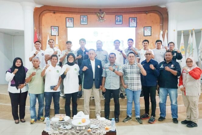 
					Pengurus KONI Lutim bersama KONI Sulsel dan Pemkab Lutim foto bersama disela-sela kegiatan Musorkablub KONI Lutim, Minggu (15/06/25). 