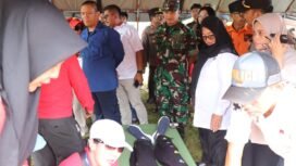 Bupati Luwu Timur, Irwan Bachri Syam melihat tempat evakuasi warga di Lapangan Merdeka Puncak Indah saat simulasi bencana, Rabu, (18/06/25)