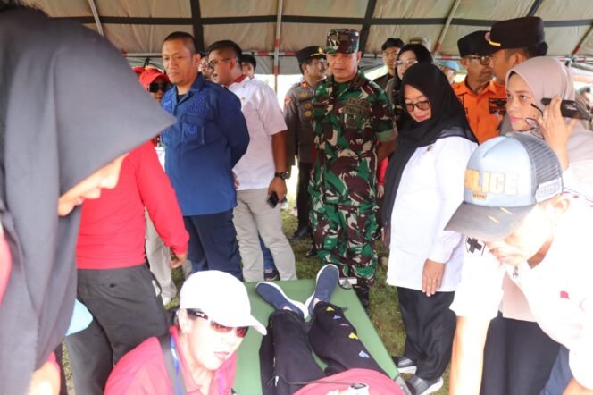 
					Bupati Luwu Timur, Irwan Bachri Syam melihat tempat evakuasi warga di Lapangan Merdeka Puncak Indah saat simulasi bencana, Rabu, (18/06/25)