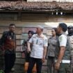 Kasatpol PP Lutim, Indra Fauzy memimpin penutup tujuh THM di Kecamatan Mangkutana, Jumat, (20/06/25). 