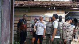 Kasatpol PP Lutim, Indra Fauzy memimpin penutup tujuh THM di Kecamatan Mangkutana, Jumat, (20/06/25). 