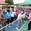 Bupati Luwu Timur, Irwan Bachri Syam ikut lomba tarik tambang di Halaman Mapolres Luwu Timur, Minggu, (22/06/25)