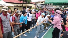 Bupati Luwu Timur, Irwan Bachri Syam ikut lomba tarik tambang di Halaman Mapolres Luwu Timur, Minggu, (22/06/25)