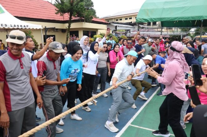 
					Bupati Luwu Timur, Irwan Bachri Syam ikut lomba tarik tambang di Halaman Mapolres Luwu Timur, Minggu, (22/06/25)