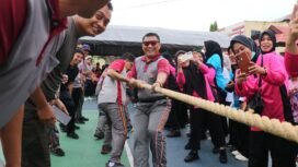 Kapolres Lutim AKBP Zulkarnain ikut tarik tambang. Meriahkan HUT Bhayangkara Ke-79.