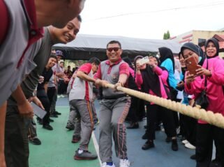 Kapolres Lutim AKBP Zulkarnain ikut tarik tambang. Meriahkan HUT Bhayangkara Ke-79.
