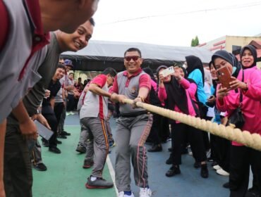 Kapolres Lutim AKBP Zulkarnain ikut tarik tambang. Meriahkan HUT Bhayangkara Ke-79.