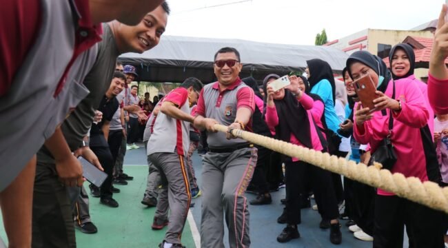 Kapolres Lutim AKBP Zulkarnain ikut tarik tambang. Meriahkan HUT Bhayangkara Ke-79.
