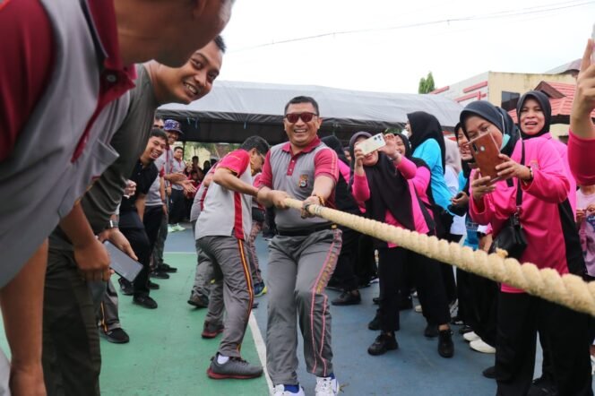 
					Kapolres Lutim AKBP Zulkarnain ikut tarik tambang. Meriahkan HUT Bhayangkara Ke-79.