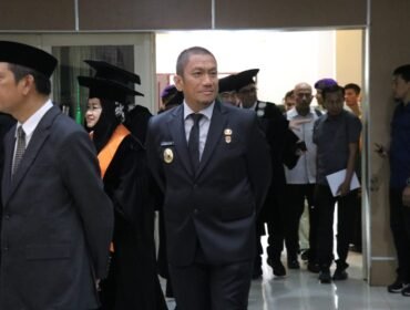 Bupati Luwu Timur, Irwan Bachri Syam saat menghadiri penerimaan penghargaan Alumni Terbaik Universitas Muslim Indonesia. 