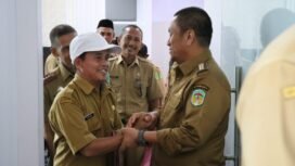 Bupati Luwu Timur, Irwan Bachri Syam berjabat tangan dengan PJ Kades yang baru dilantik beberapa waktu lalu. (Ist)