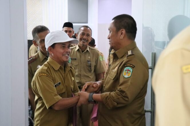 
					Bupati Luwu Timur, Irwan Bachri Syam berjabat tangan dengan PJ Kades yang baru dilantik beberapa waktu lalu. (Ist)