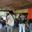 Petugas kepolisian mengambil keterangan masyarakat setelah insiden berdarah di Desa Parumpanai. 