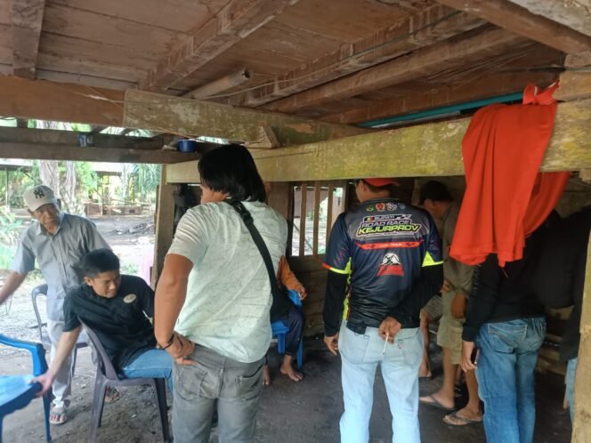 
					Petugas kepolisian mengambil keterangan masyarakat setelah insiden berdarah di Desa Parumpanai. 