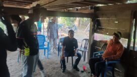 Petugas kepolisian mengambil keterangan beberapa warga di Desa Parumpanai.