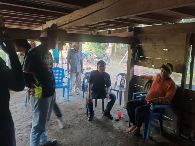 
					Petugas kepolisian mengambil keterangan beberapa warga di Desa Parumpanai.