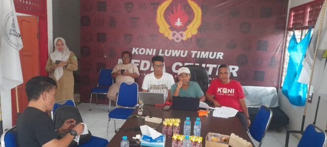 
					Tim Penjaringan dan Penyaringan (TPP) KONI Lutim menggelar konferensi pers terkait persiapan Musyawarah Olahraga Kabupaten Luar Biasa di Sekretariat KONI Lutim, Selasa, (03/06/25)