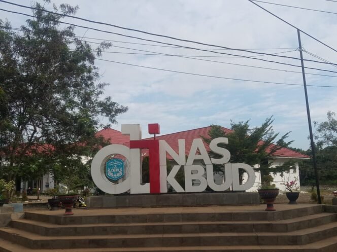 
					Tugu kantor Disdik Lutim terlihat instagramable. Sering jadi tempat berswafoto.