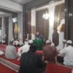 Mendiang Ustaz Yahya Waloni berdiskusi dengan jemaah masjid. (Ist)