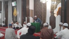 Mendiang Ustaz Yahya Waloni berdiskusi dengan jemaah masjid. (Ist)