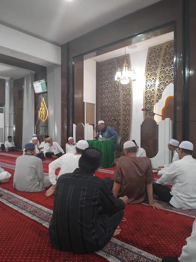 
					Mendiang Ustaz Yahya Waloni berdiskusi dengan jemaah masjid. (Ist)