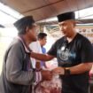 Kapolres Lutim AKBP Zulkarnain memberikan daging kurban kepada masyarakat yang membutuhkan di Mako Polres Lutim, Puncak Indah, Malili, Sabtu, (07/06/25). 